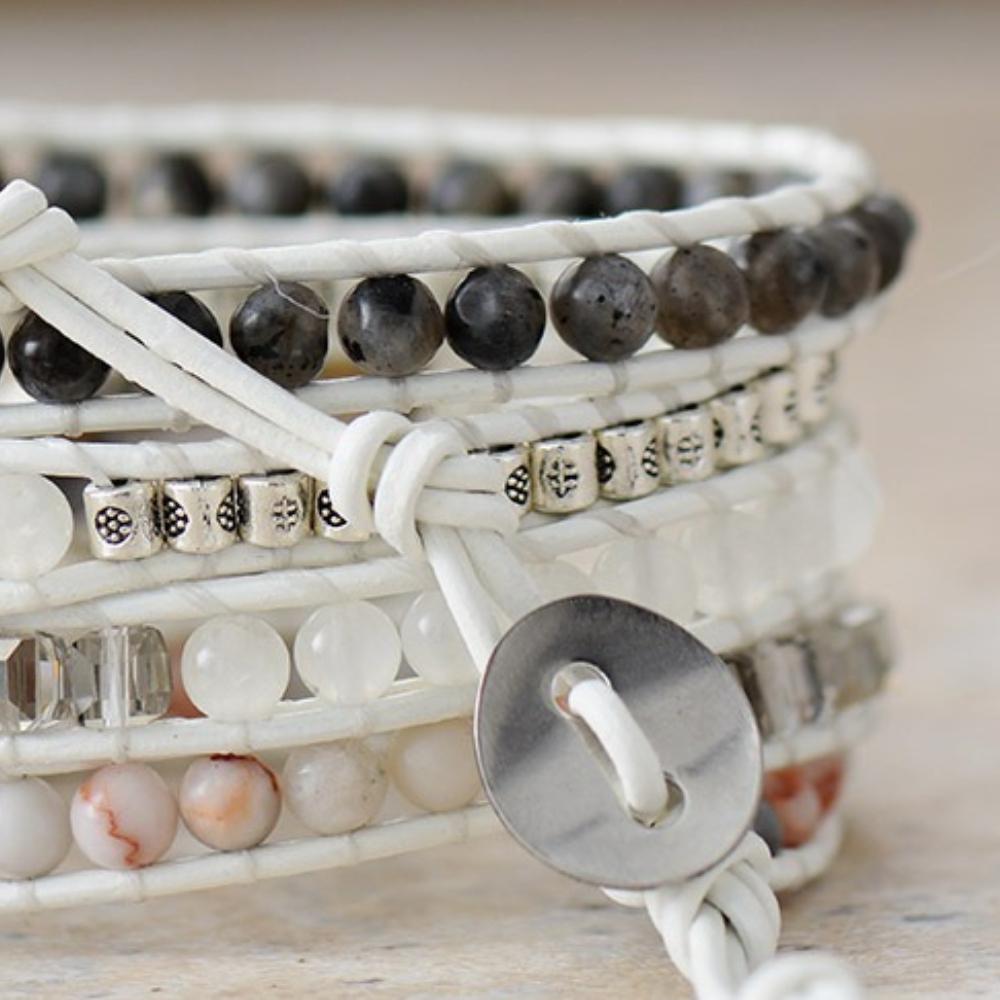 Handgefertigtes Perlenarmband mit 5 Strängen aus weißem Rindslederband und schwarzen und weißen Achat-Scheiben.