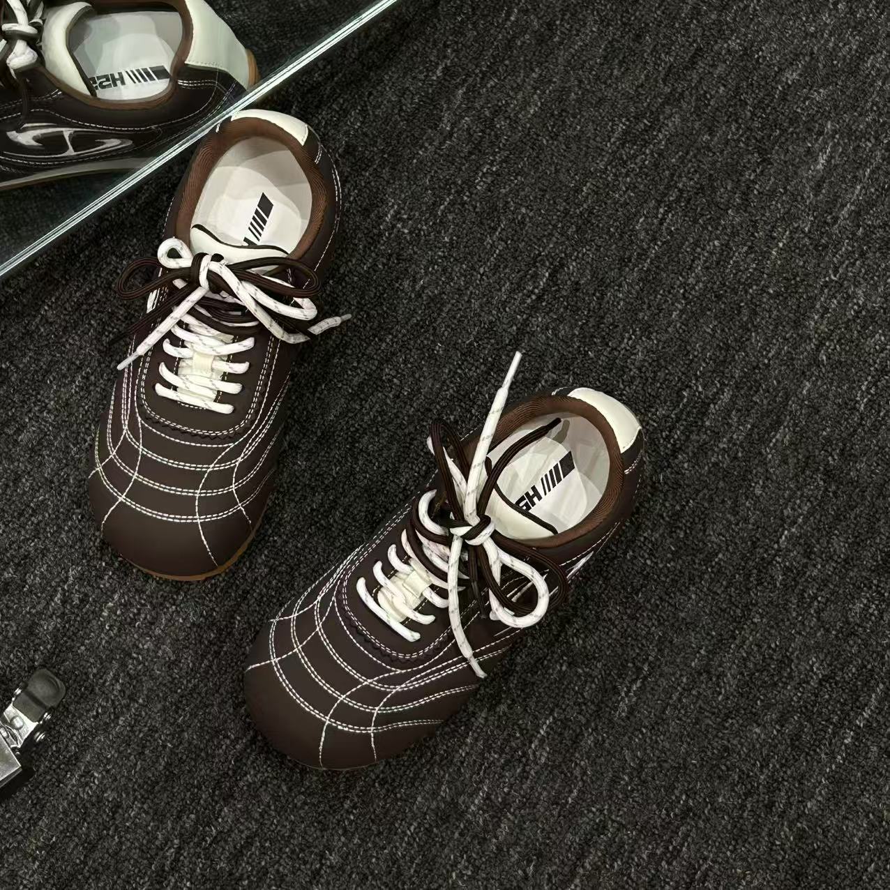 

Точечная версия туфель Мэри Джейн на липучке с неглубоким вырезом 2025 новые универсальные повседневные спортивные туфли на плоской подошве немецкие тренировочные туфли женские 40