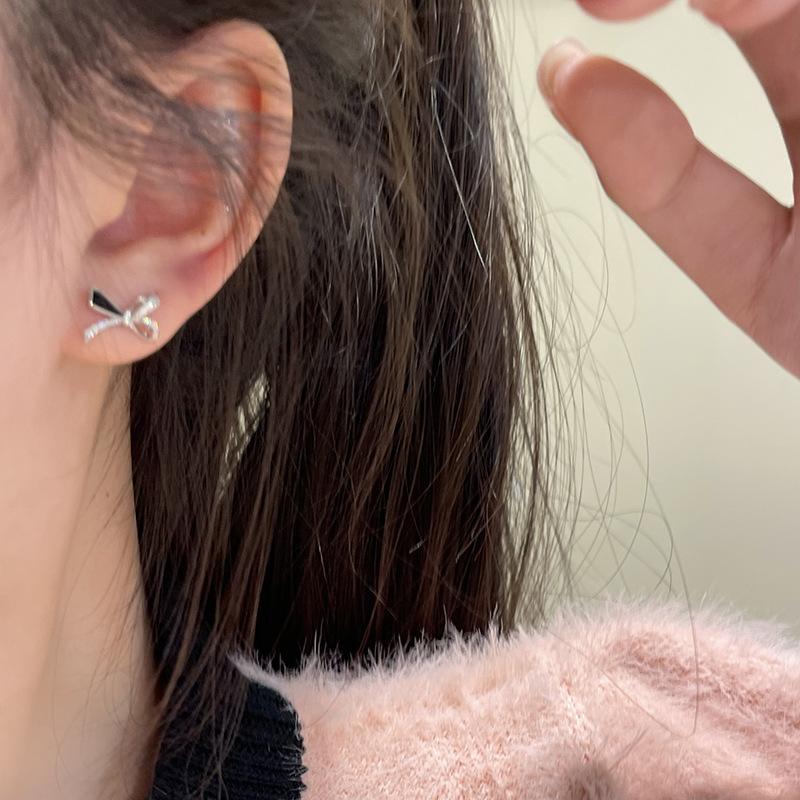 Sløyfe øredobber, japansk søt, små, friske svarte og hvite øredobber, nisjedesign mikrosirkon øredobber