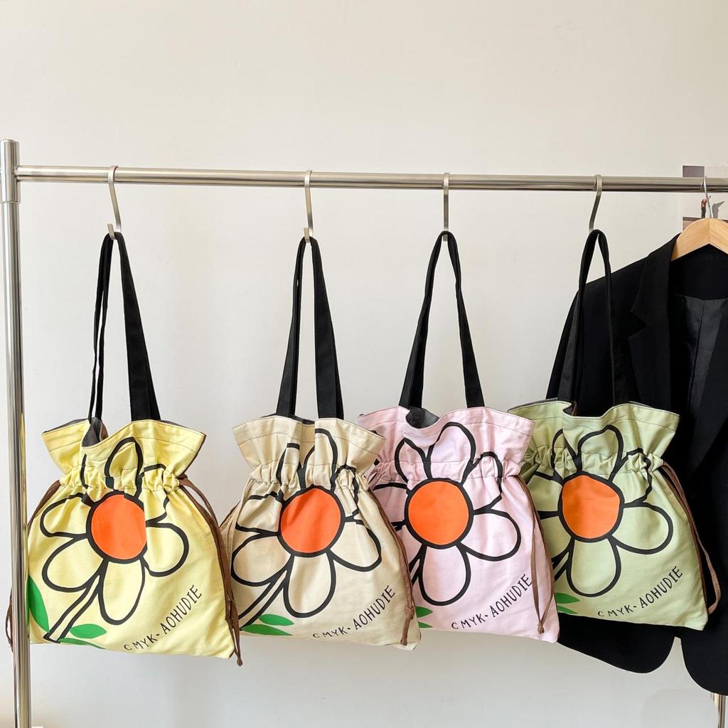 Floral Print Canvas Shoulder Handbag: Trendy Pleated Drawstring Design for Women