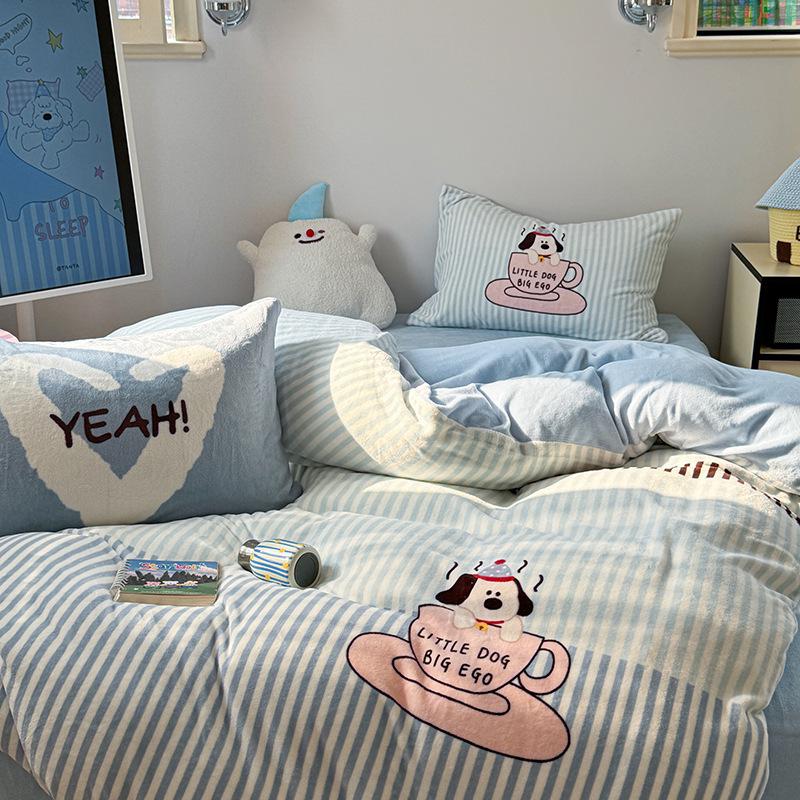 Winter Thickened Milk Velvet Girlish Heart Dog Bed Set (4-piece, Coral Fleece, Large Print Teacup Size)