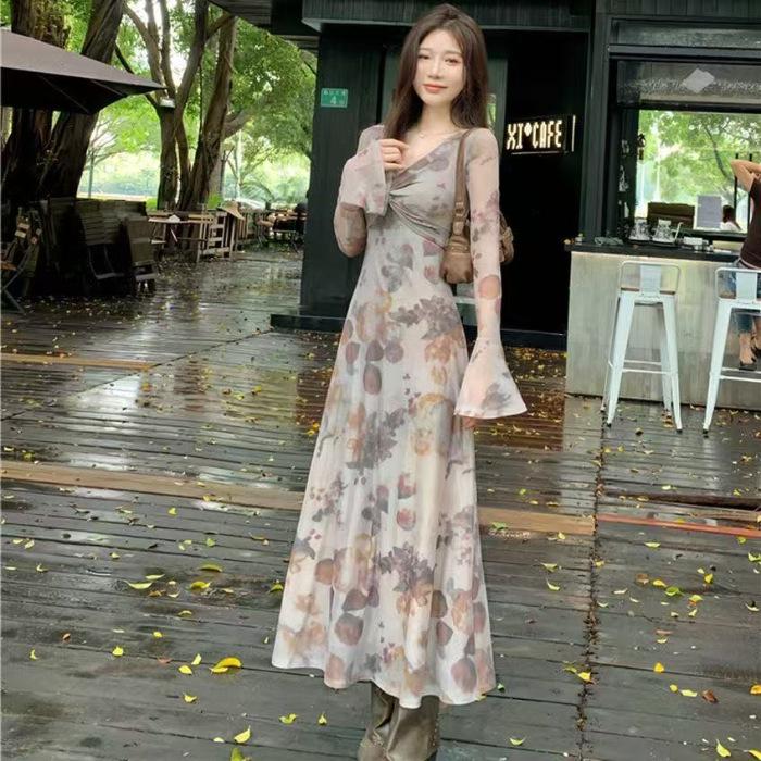 French dress women s summer new retro printing V-neck flared sleeve temperament slim and thin dress S