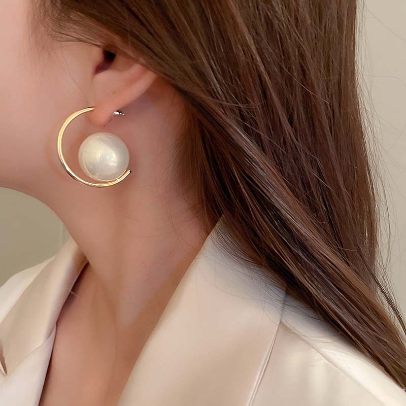 Large Round Imitation Pearl Hoop Earrings For Women Exaggerated C-Shaped Personality Earrings