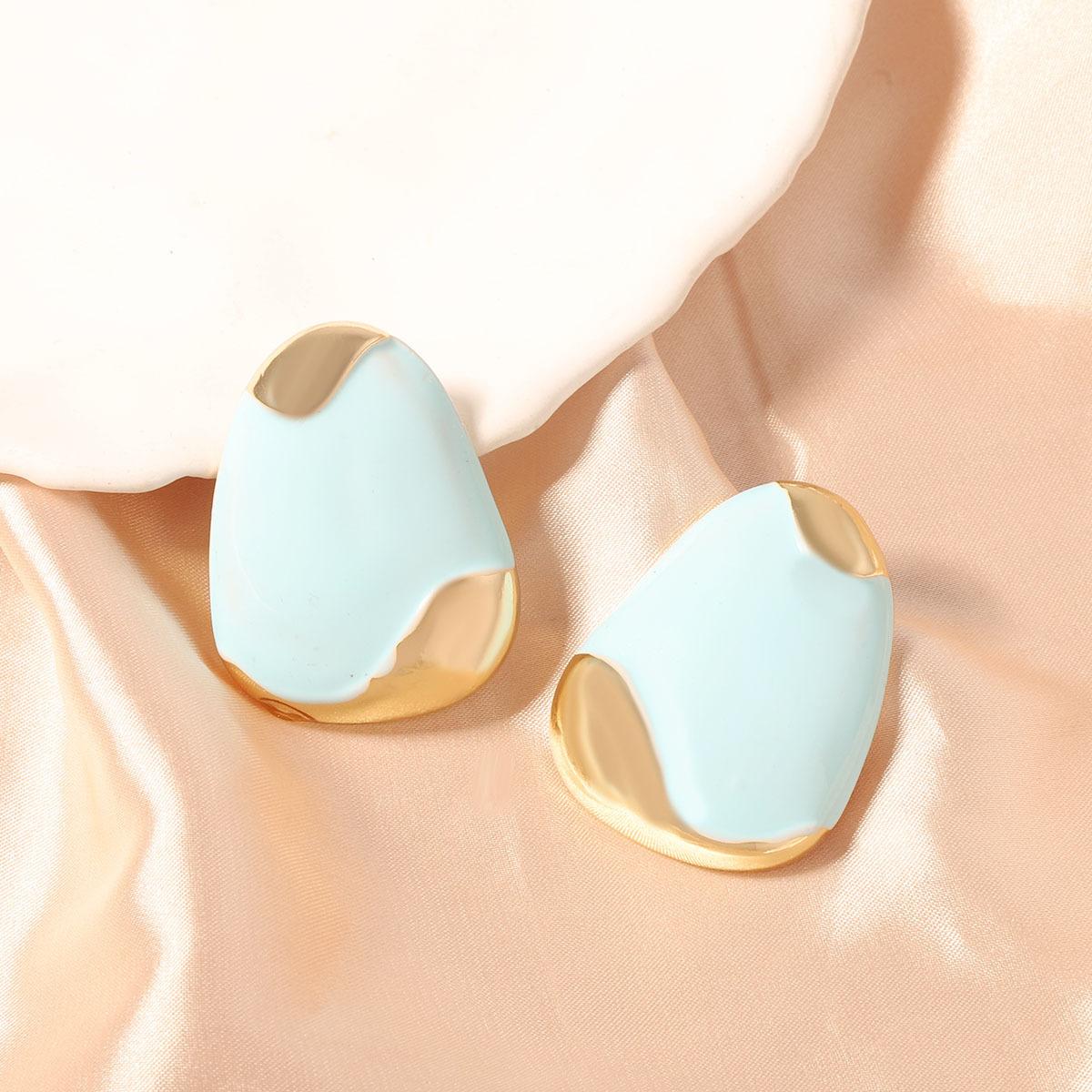 

The creative and unique design sense, fresh and sweet, multi-color geometric quadrilateral ear studs are simple and elegant