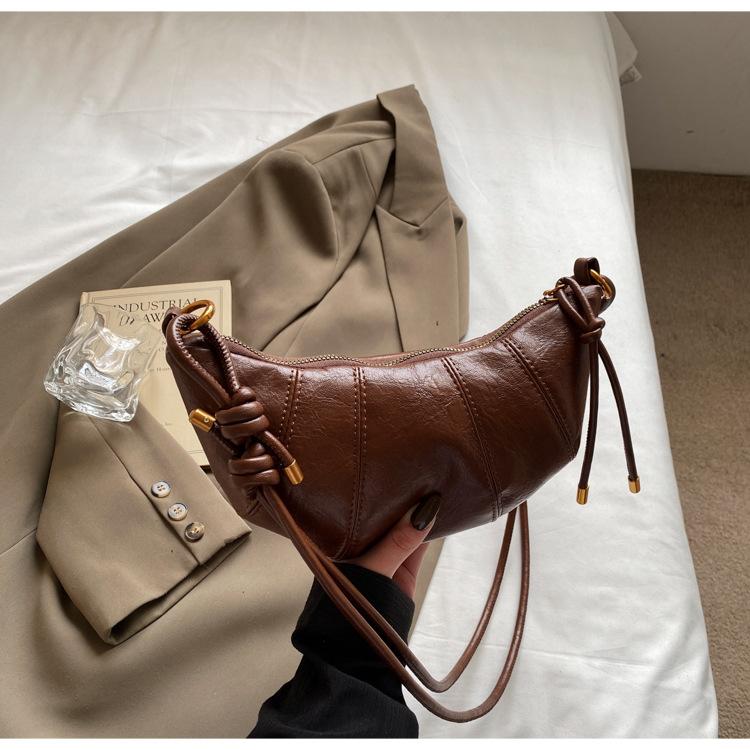 

Summer modern retro bag women s 2025 new popular versatile messenger bag fashion super fire niche croissant tide коричневый