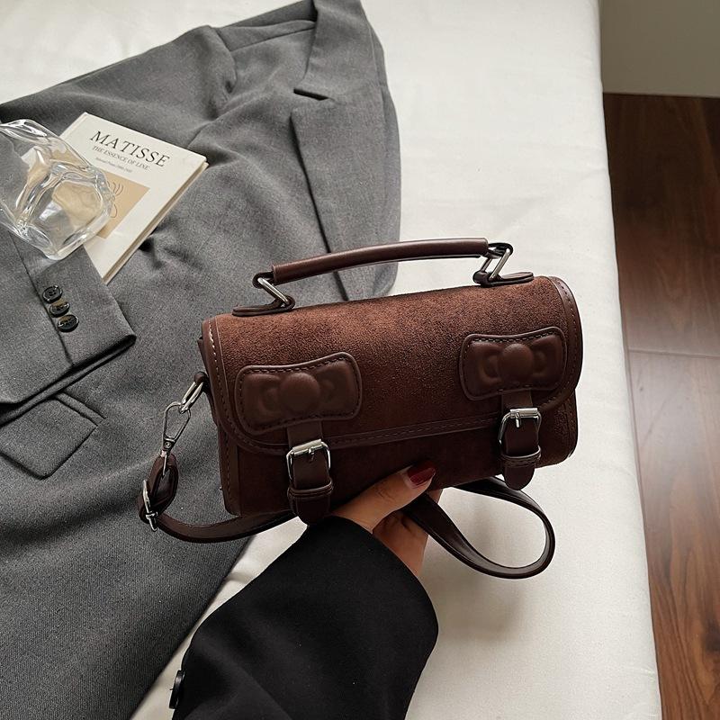 

Корейская версия простой портативной сумки-подушки высокой ценности женская 2025 осень новая модная сумка-мессенджер Boston подмышку кофейный