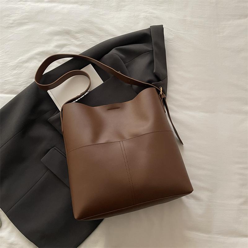 Large Capacity Bucket Bag Women's Bag Retro Fashion Versatile Shoulder Messenger Bag Autumn Niche High-end Tote Bag