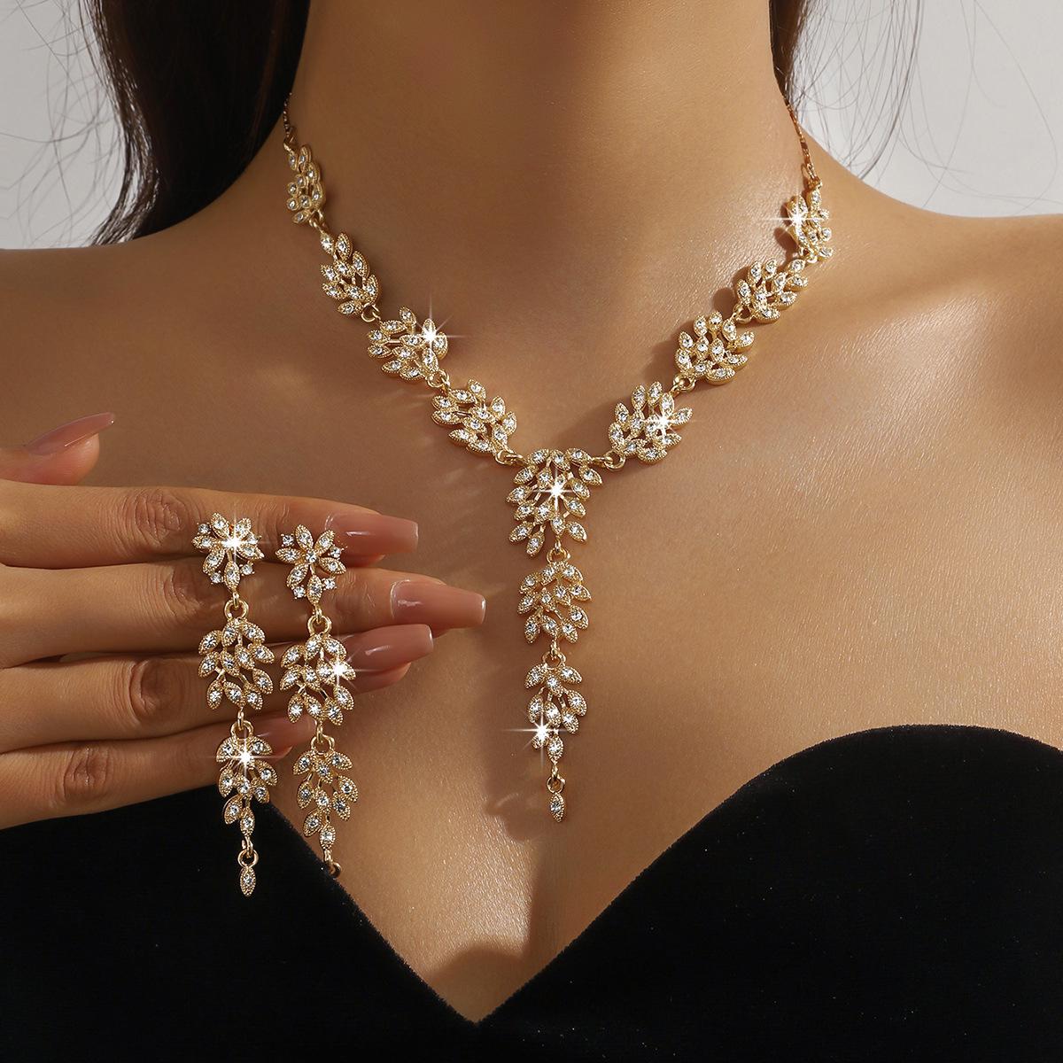 

Элегантный набор ожерелья и серег с инкрустацией бриллиантами в виде колосков пшеницы: Классические свадебные аксессуары для женщин золотой