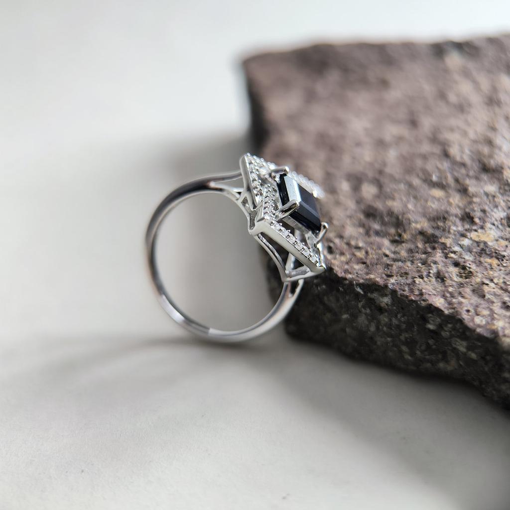 Серебряное кольцо с натуральным сапфиром 1.755ct, фианитами, вес изделия 3,3 гр (2202608)