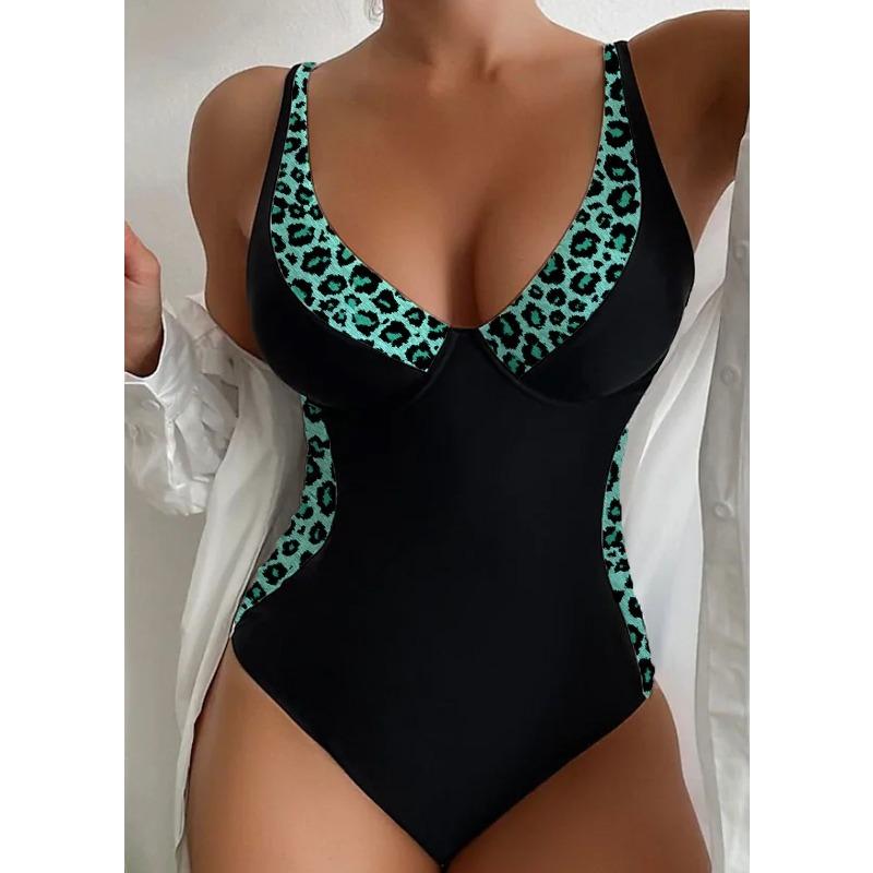 One-piece swimsuit solid color covering meat and showing thinness soaking in hot spring