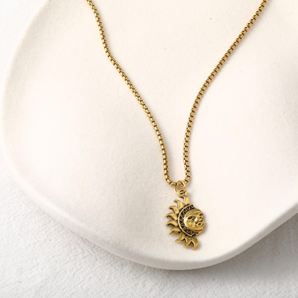 Асимметричное мужское титановое ожерелье «Солнце и Луна»: Стильный, Универсальный, Высококлассный Дизайн для Пар