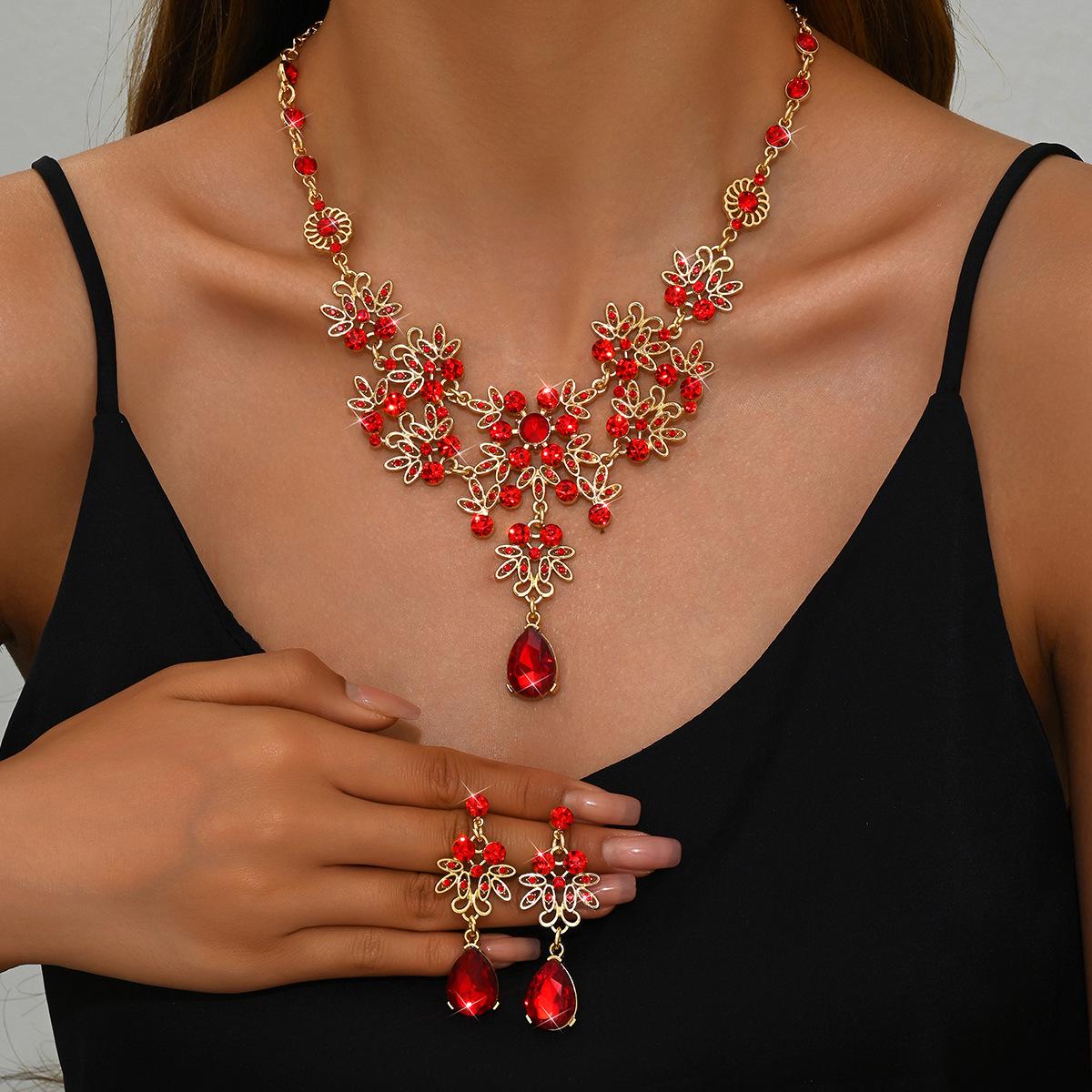 European  American Retro Hollow Sparkling Diamond Necklace  Earring Set for Evening Parties, Brides,  Elegant Occasions