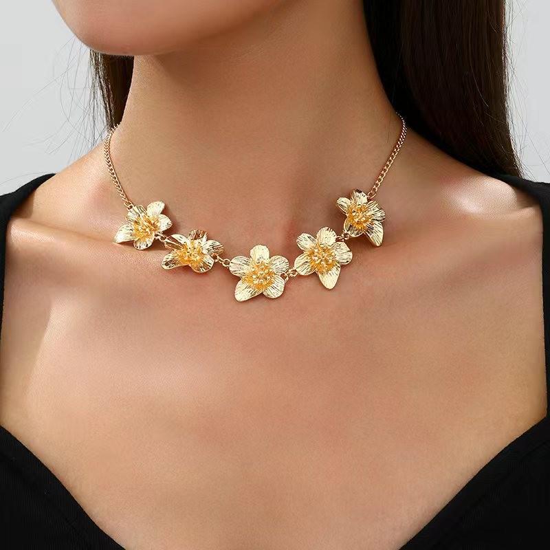 Elegant Retro Pleated Flower Pendant Collarbone Necklace