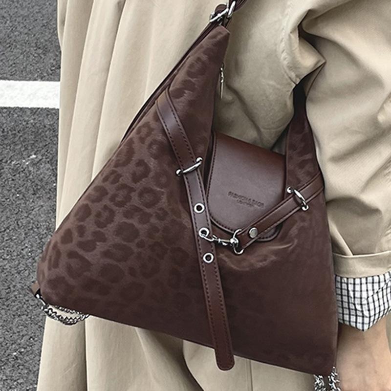 Retro large-capacity commuter underarm bag women's 2025 new autumn backpack fashionable high-value tote bag