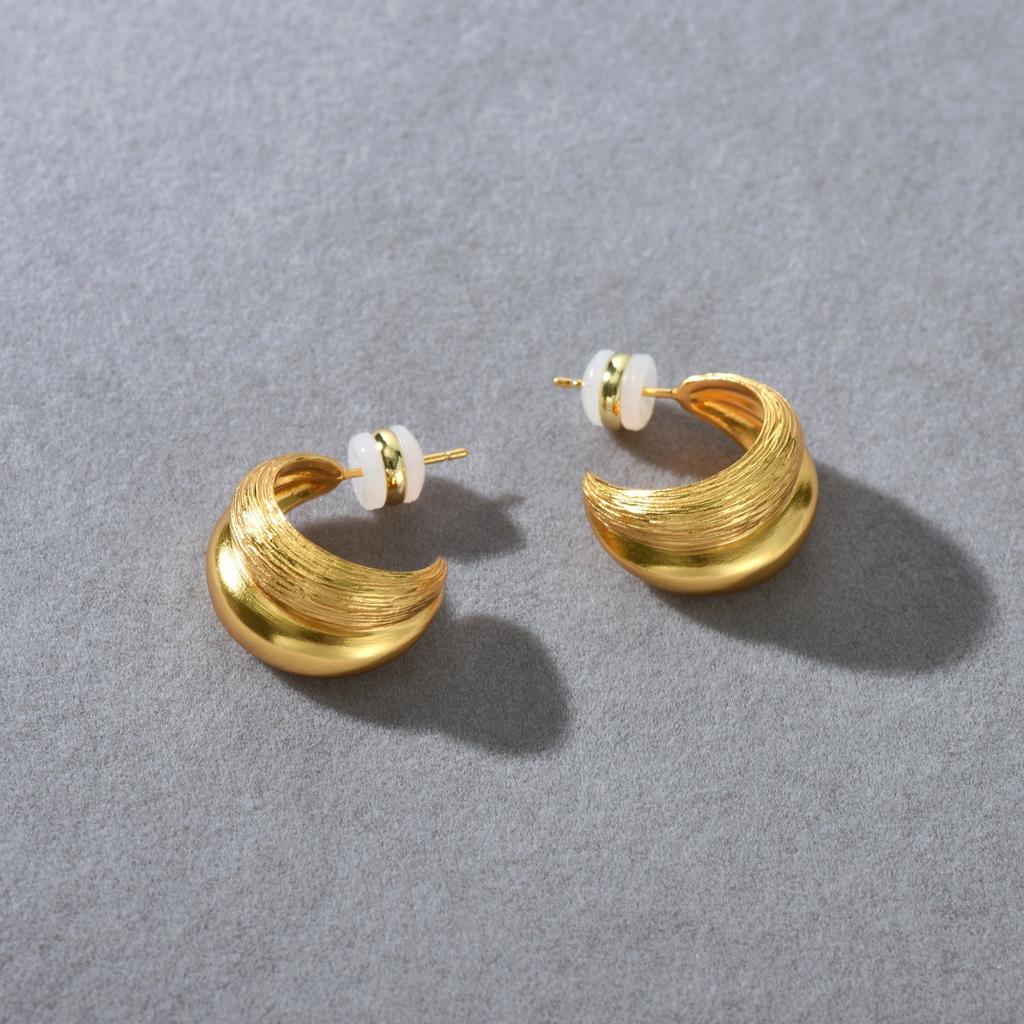 Modische C-Form Temperament 925 Silber Nadel Steckerohrringe Leichter Luxus Steckerohrringe Damen Nischen Design Gebürstete Plissierte Ohrringe