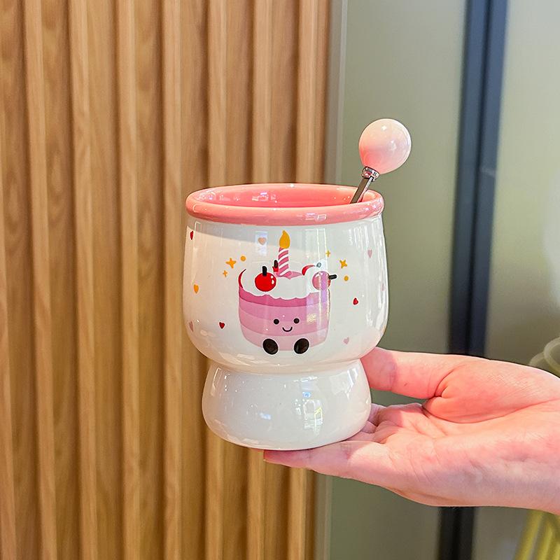 Birthday gift, girl holding a coffee cup, high-value ceramic latte cup, household drinking cup, and mug as a souvenir.