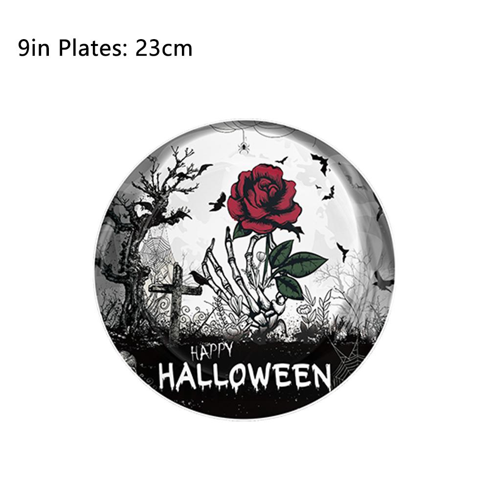 Potřeby pro halloweenskou párty zahrnují papírové talíře, kelímky, ubrousky, ubrus, banner