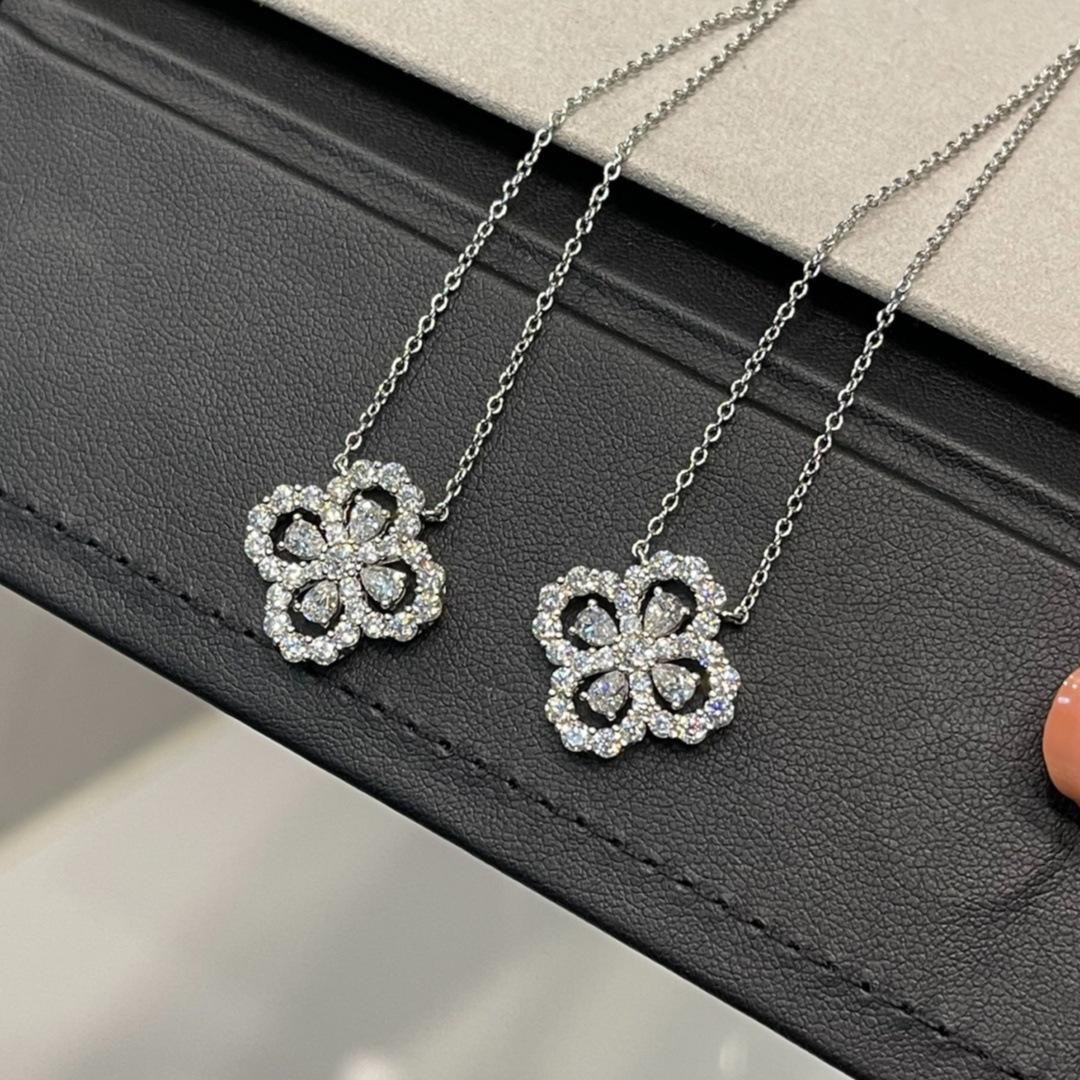 2026 Four Leaf Clover Necklace Female Horse Eye Drilled Full Diamond Pendant Clavicle Chain Seiko Premium Light Luxury 45CM