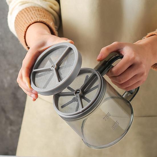 Handlicher Mehl-Sieb Transparenter Lebensmittel-Kunststoff Manuelles Mehl-Sieb Doppelschichtige Messbecher Mehl-Sieb zum Backen Puderzucker Kakao Matcha