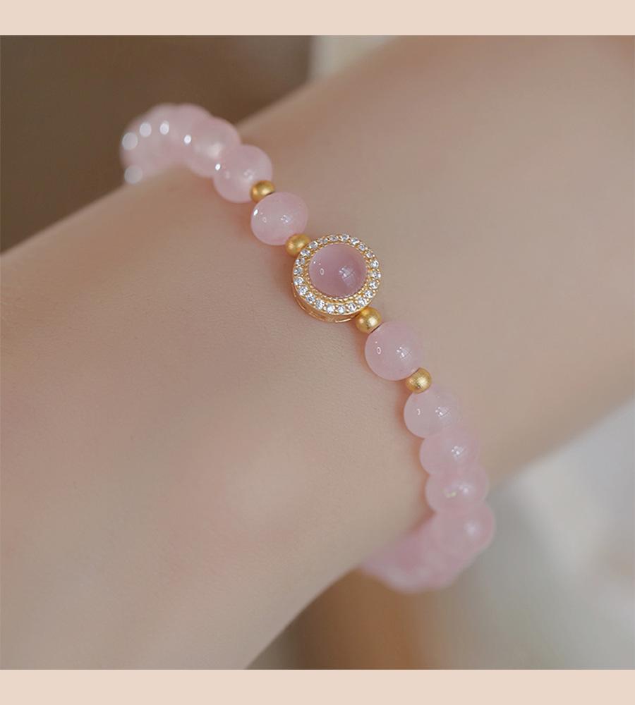 Bracelet en cristal de poudre de calcédoine perle d'eau douce bracelet en cristal breloque féminine fleur de pêcher cœur de fille frais, doux et à la mode