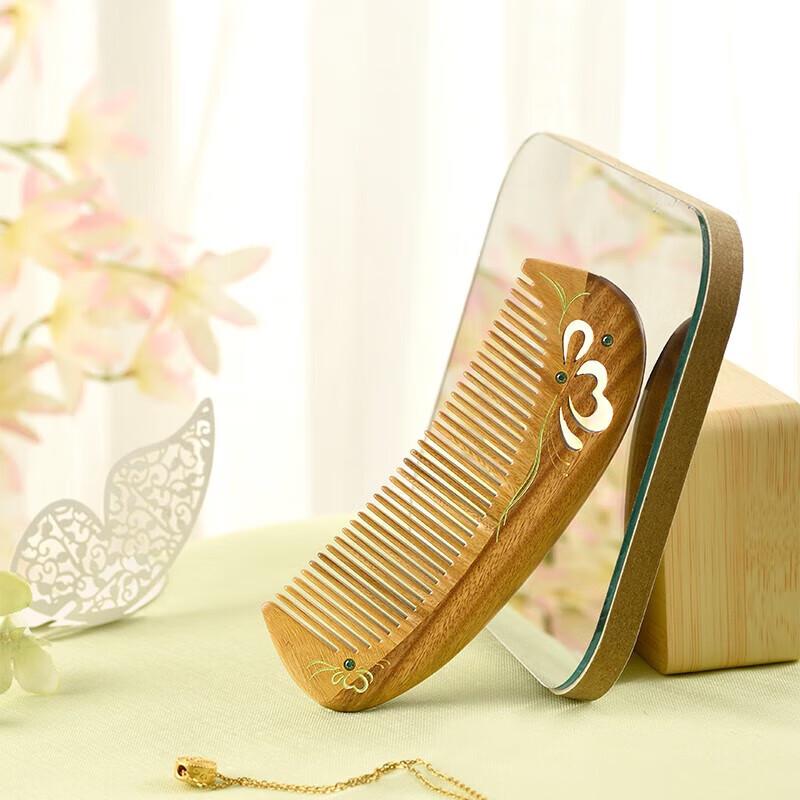Tan Mujiang Butterfly Lacquered Sandalwood Comb