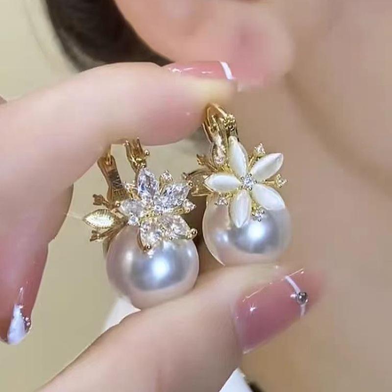 Advanced Celestial Flower Pearl Earpins Exude Elegant and Luxurious Fashion, and Are Highly Versatile.