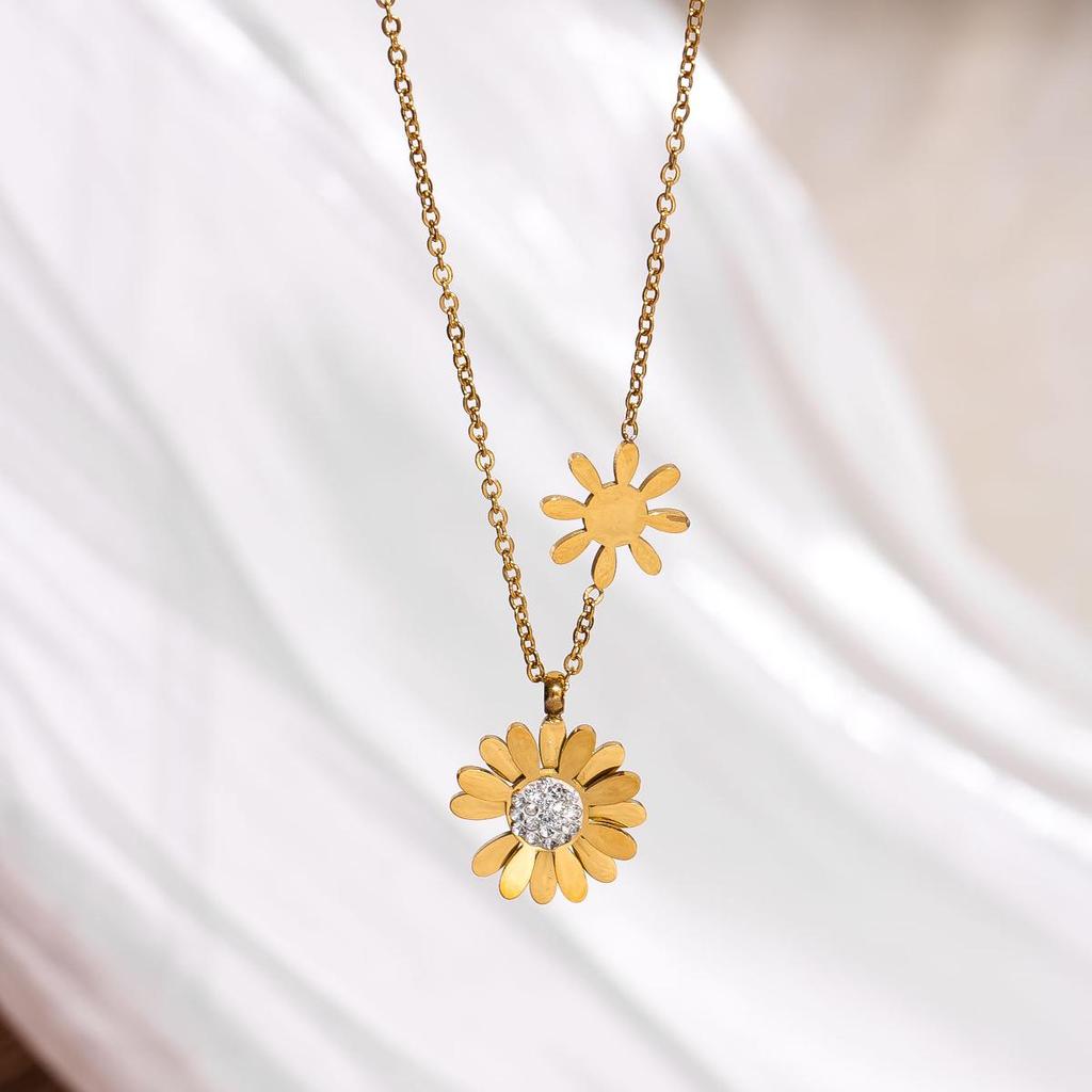18K Gold Daisy Pendant Necklace with Stainless Steel Clavicle Chain
