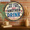 2D Flaches Aluminium Lustige Heimbar Dekoration Rundes Metallschild - "Du siehst aus, als bräuchte ich noch einen Drink" - Vintage Aluminium Wandkunst für Man Cave, Pub, Tiki