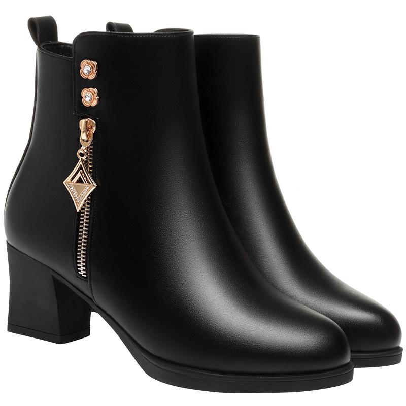 Fleece short boots women's new soft leather soft-soled boots    women's cotton leather shoes mother shoes short winter cotton shoes