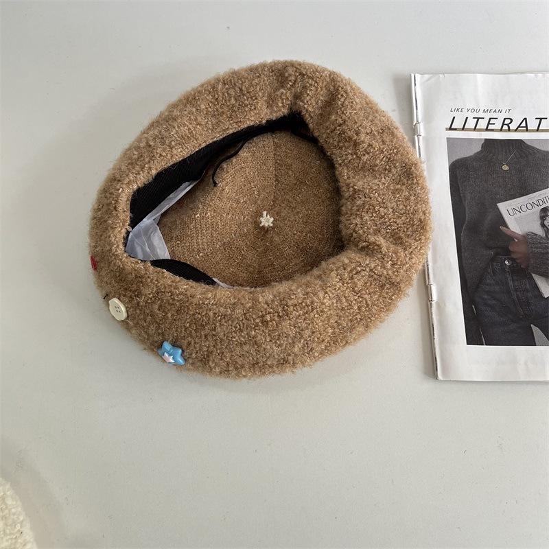 

Winter sweet cute lamb wool button beret women s versatile face small plush painter hat M（56-58cm） кавовий