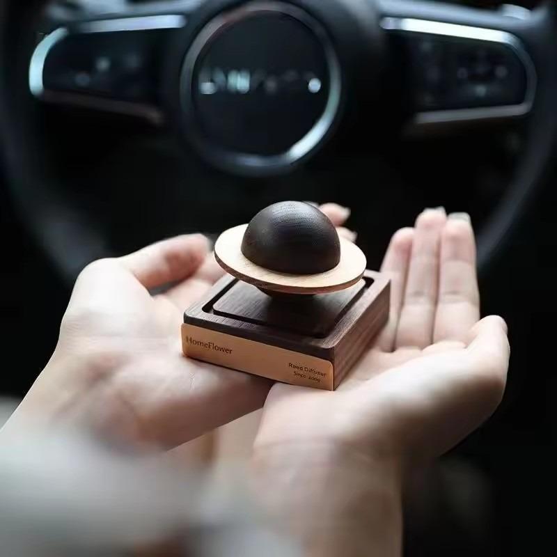 Handgjord Valnötsträ Jupiter Diffuser - Mini Planet Aromaterapi Dekor för Hem Bil Sovsal