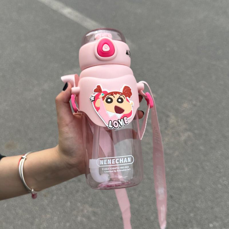 

Shinchan Straw Crayon Bottle Sports 560ml Plastic Onebutton Lid Cartoon Style розовый