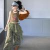 Dívčí americký styl: Vesta a široké kalhoty s maskáčovým vzorem - Trendy letní outfit pro street dance s krajkovým přehozem.