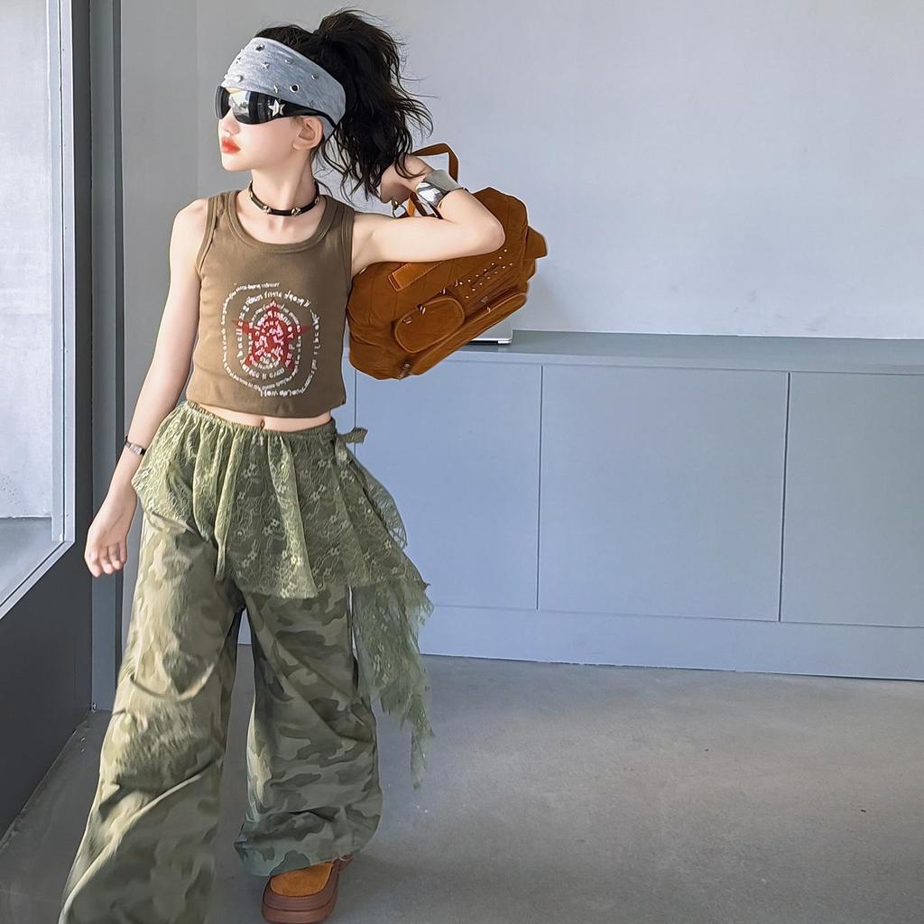 Dívčí americký styl: Vesta a široké kalhoty s maskáčovým vzorem - Trendy letní outfit pro street dance s krajkovým přehozem.