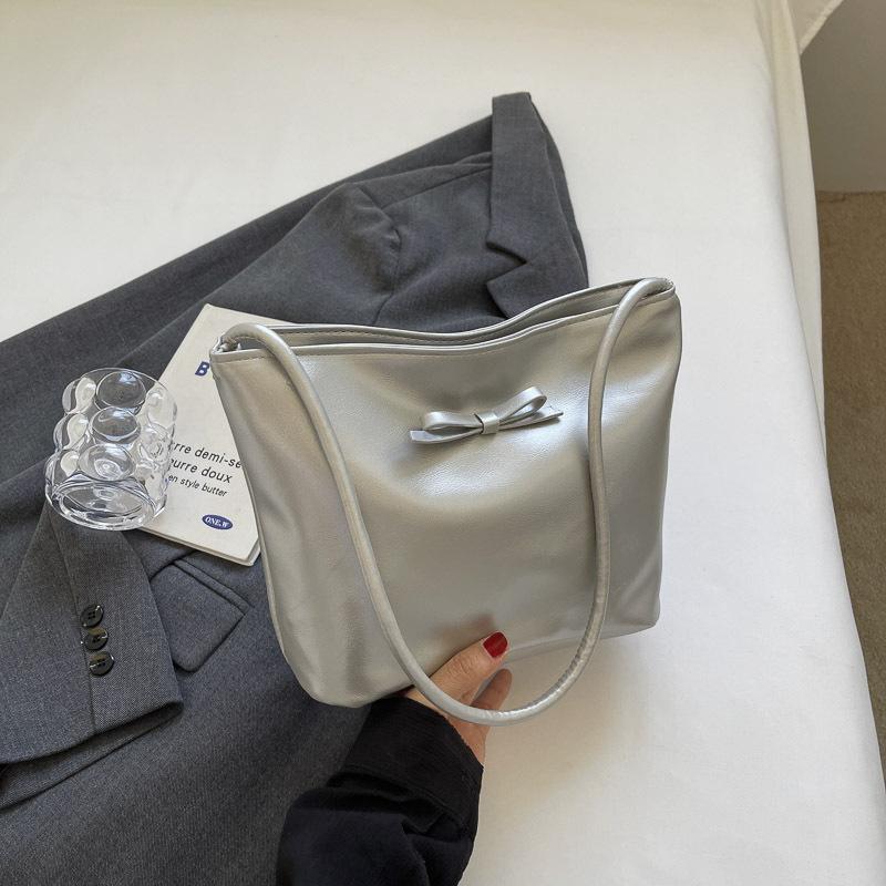 

2025 new beautiful commuter bucket bag niche bag women s fashion handbag casual trend simple oblique span bag серебряный