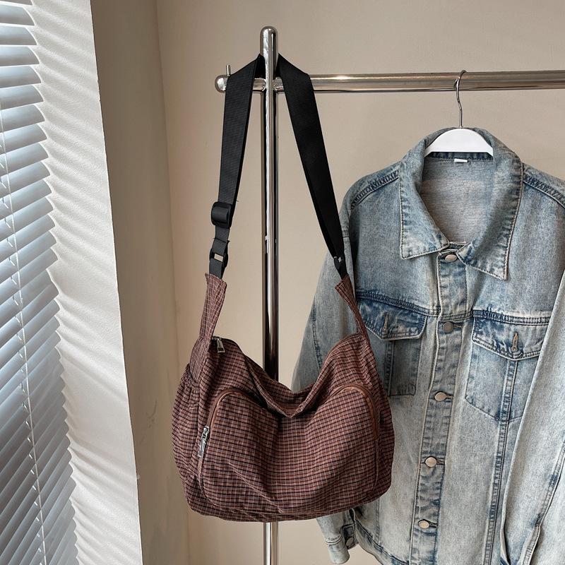 

2025 new Japanese lightweight plaid bag casual versatile messenger bag women commuting out shoulder tote bag темно-коричневого