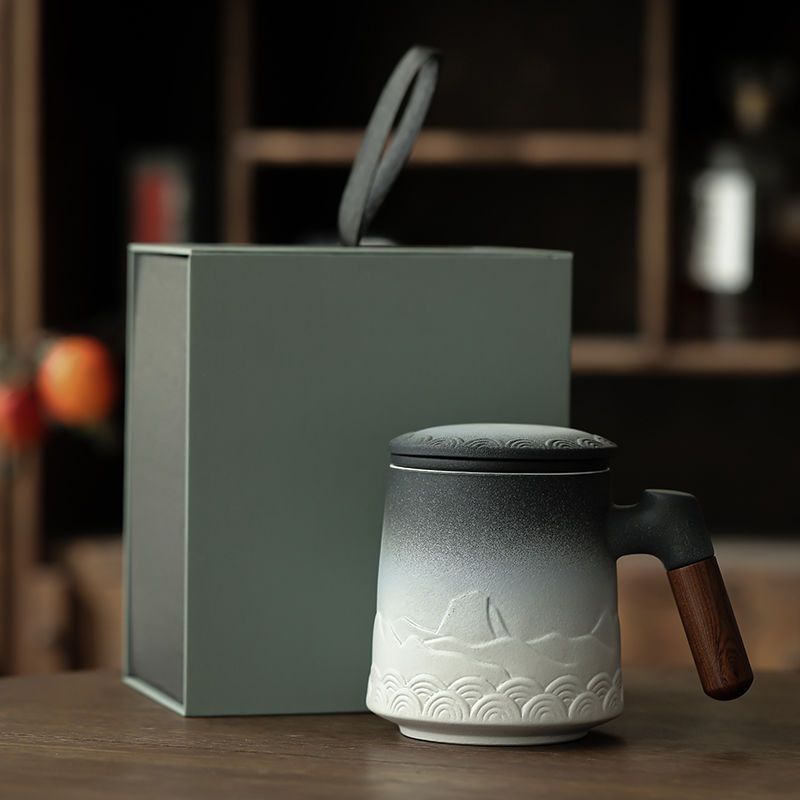 Handcrafted Ceramic Tea Mug with Infuser and Lid – 400ml Heat-Resistant Cup with Wooden Handle, Artistic Mountain Design