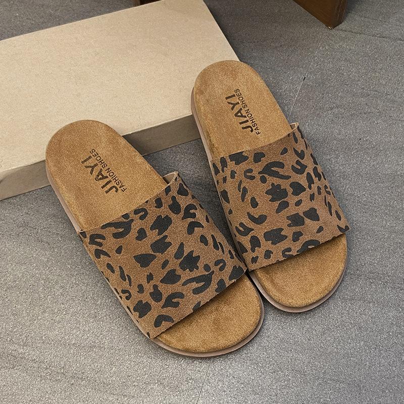 Retro flat-bottomed slippers for women to wear in the autumn of 2025. The new fashion is very easy to wear. Lazy home slippers