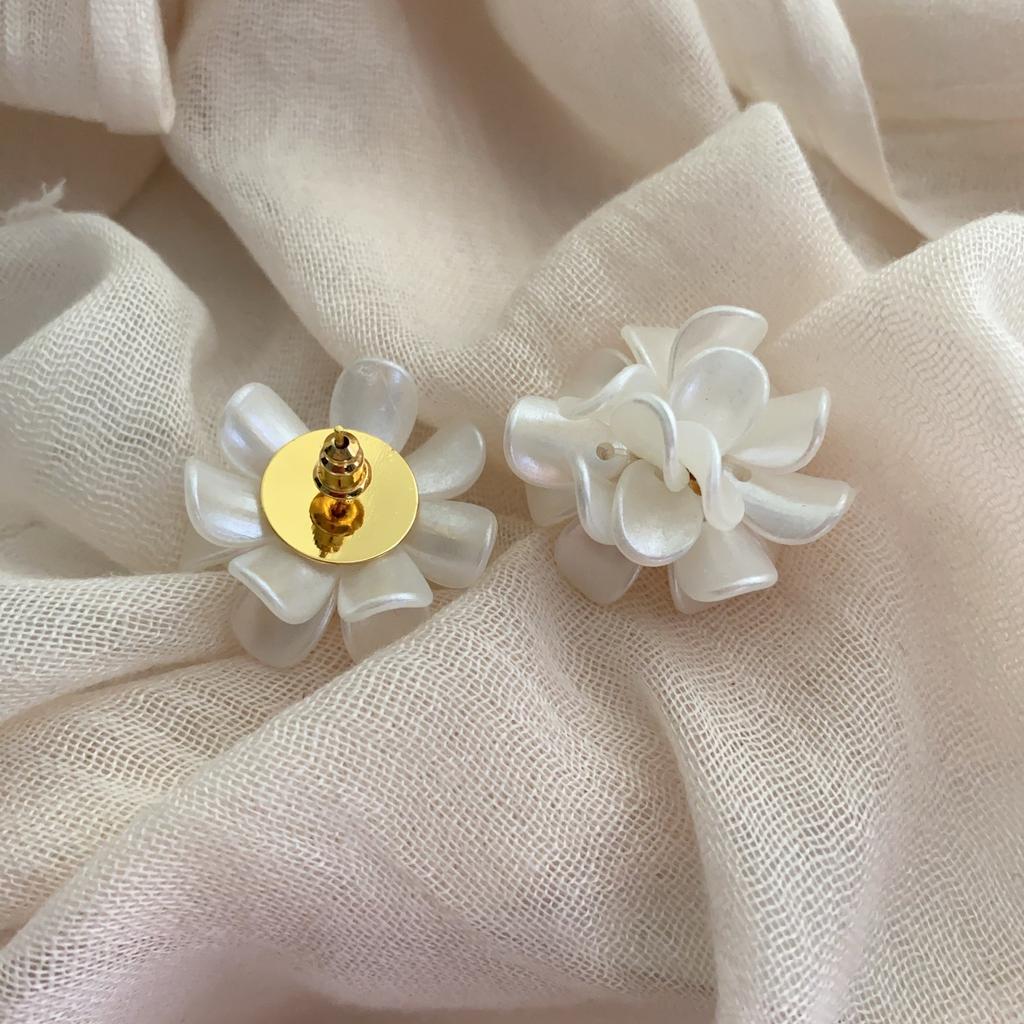 White Flower Petal Stud Earrings Spring And Summer Niche High-End Earrings Earrings Women'S Pure Temperament Simple Jewelry