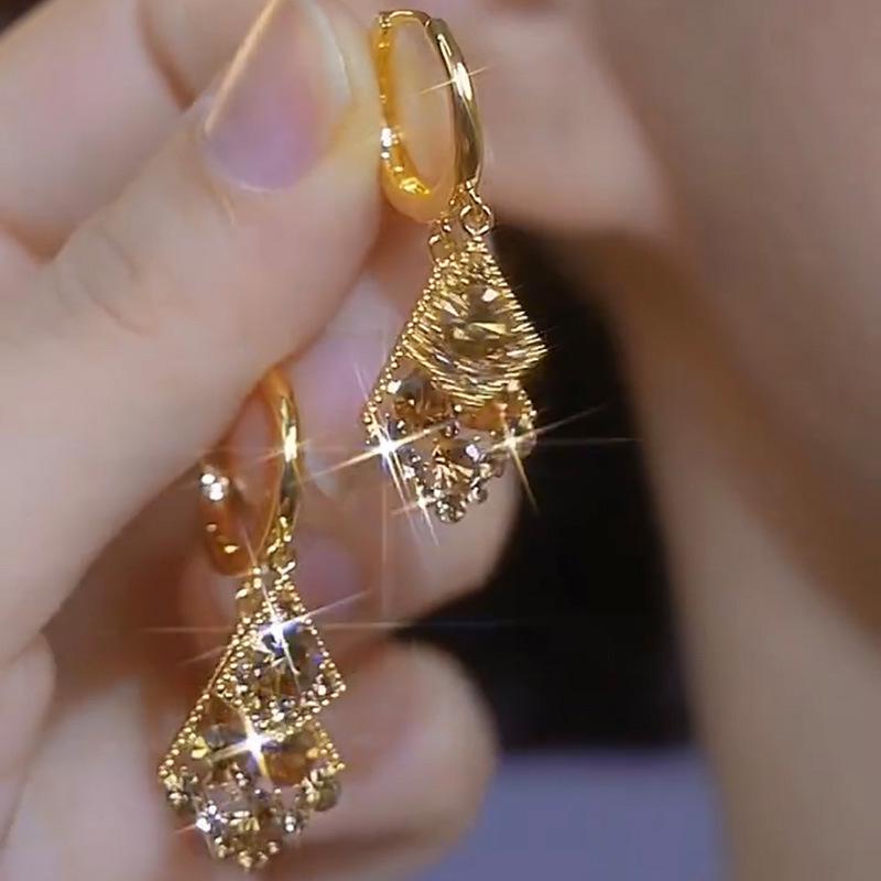 Exquisite Geometric Flower Diamond Stud Earrings - Light Luxury Fashion Style