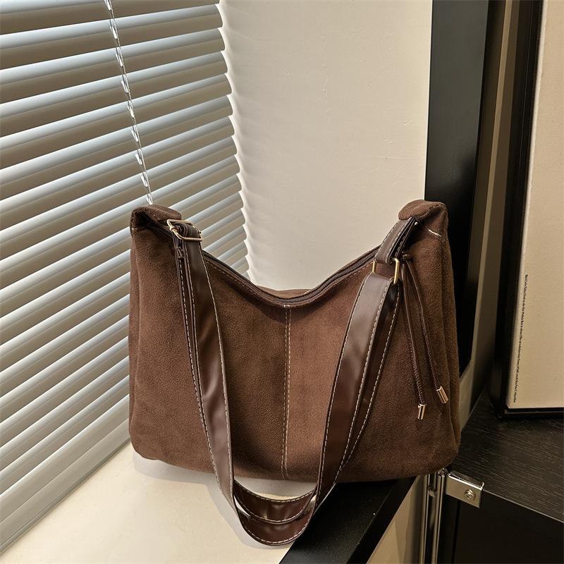 

Autumn and winter new matte premium texture tote bag women s large capacity fashion simple shopping personalized retro shoulder bag