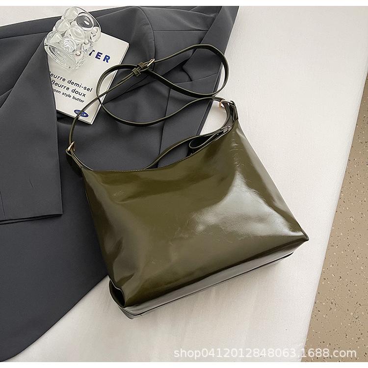 

Simple and large-capacity commuter bag 2025 new women s shoulder messenger bag ins fashionable versatile tote bag зелёный