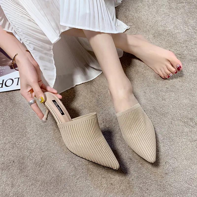 Mode Utomhus Damtofflor Klackskor för Kvinnor Stilrena 2025 Trend PVC Sandaler Bekväma och Eleganta Original Liten Storlek Tofflor