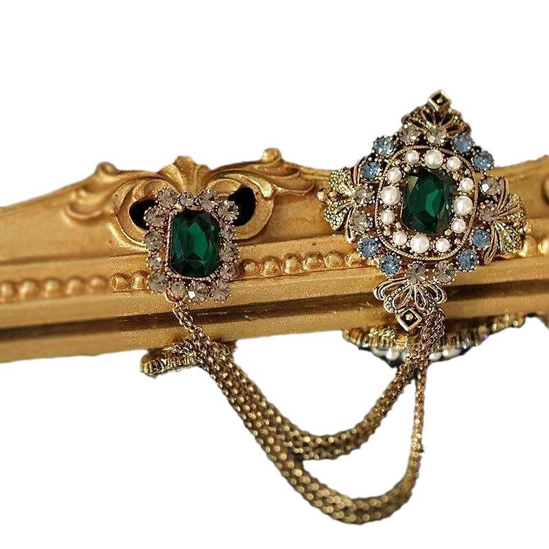 Emerald Tassel Brooch: Vintage Gemstone Chain Lapel Pin Accessory.