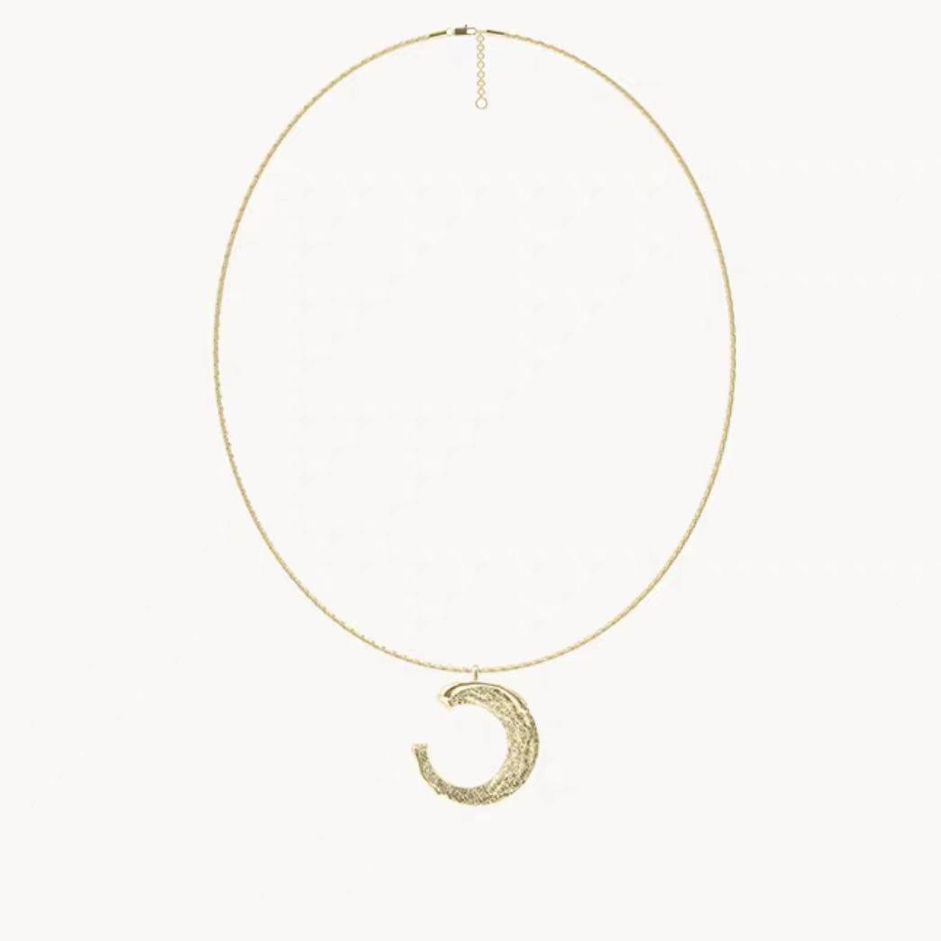 

Golden Sand Crescent Moon Necklace: Elegant and Versatile Pendant with a High-End Feel and Niche Design.