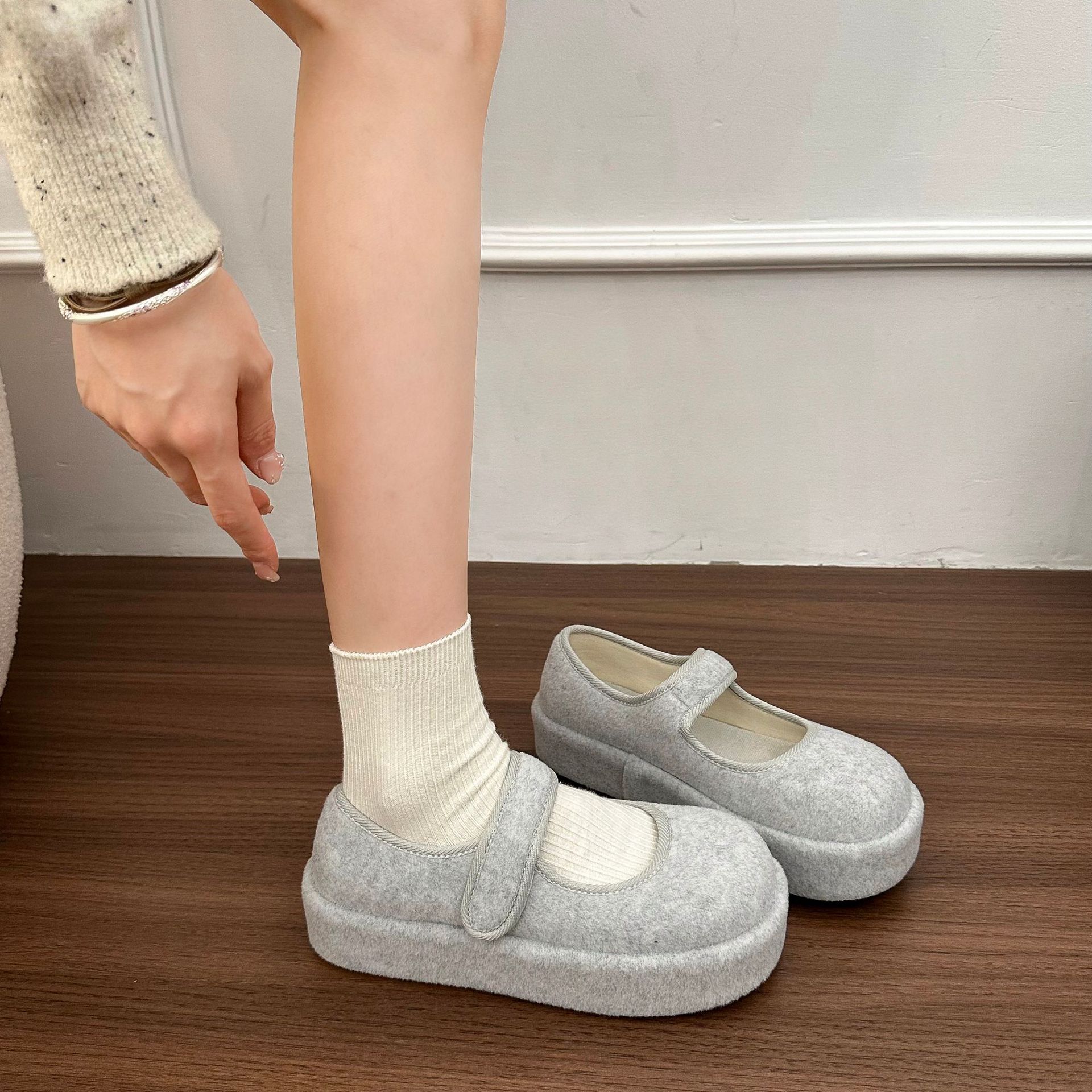 

Fashion Casual Versatile Single Shoes Women s Spring and Autumn 2025 New Velcro Shallow Mouth Flat Bottom Breathable Doudou Shoes Women 40