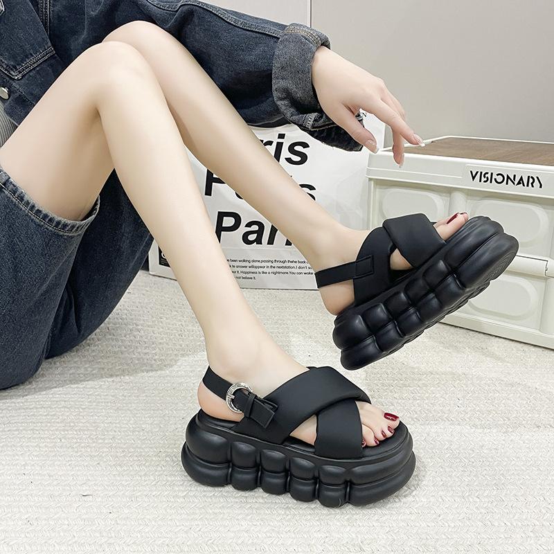 Stepping on shit open-toed sandals women's spring and summer 2025 new versatile cross strap 8cm thick-soled Roman beach shoes tide