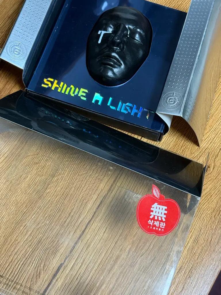 G-DRAGON GD SHINE A LIGHT DVD Nevystříhaná verze + Fotokniha Použité