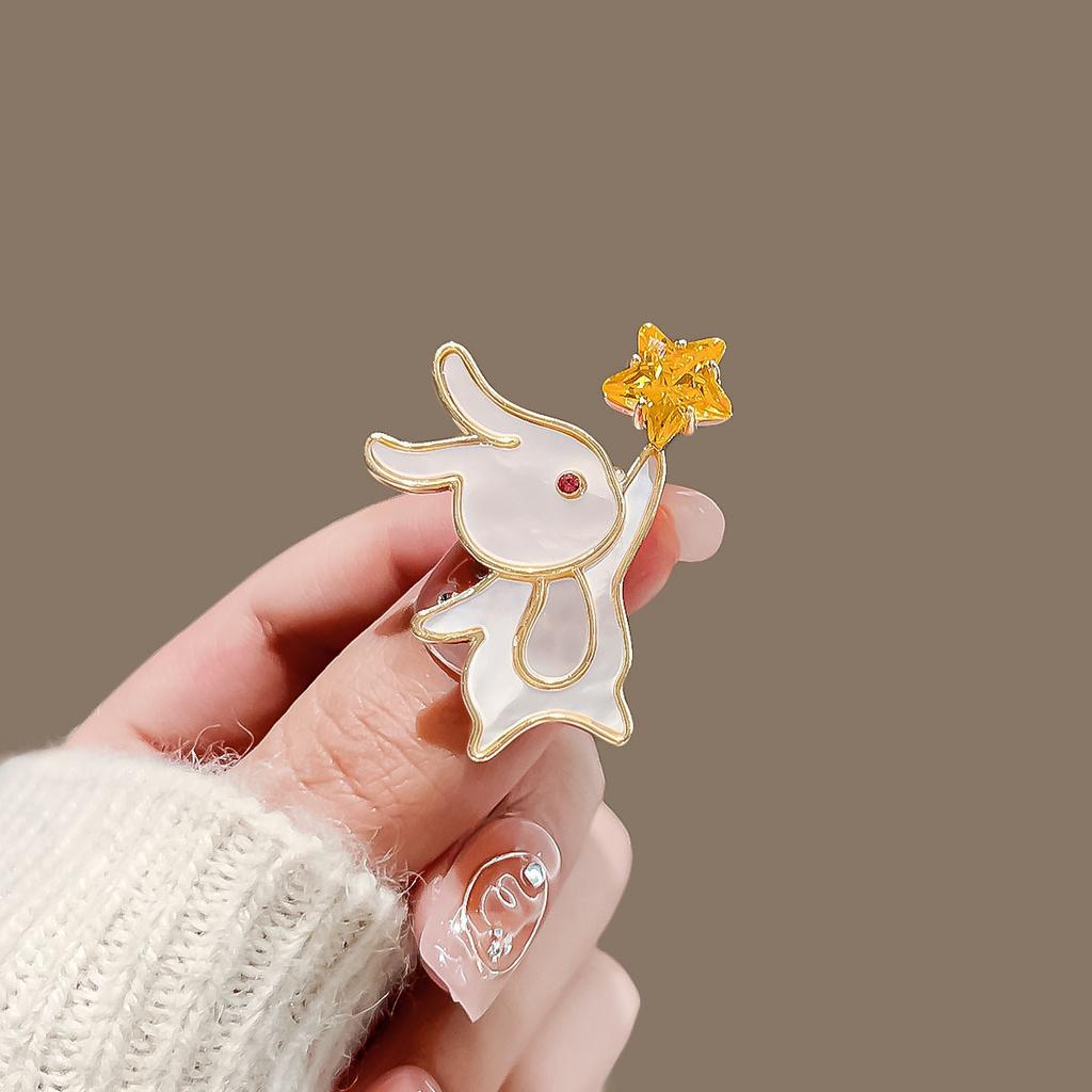 The Star-picking Little Rabbit Brooch Is A High-end Feminine Brooch with A Unique Design of A Mother-of-pearl Corsage