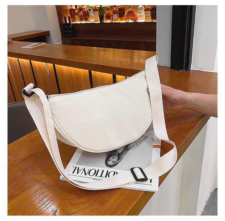 

Летняя модная сумка-мессенджер из нейлона в корейском стиле 2024 года — повседневный и стильный аксессуар через плечо белый